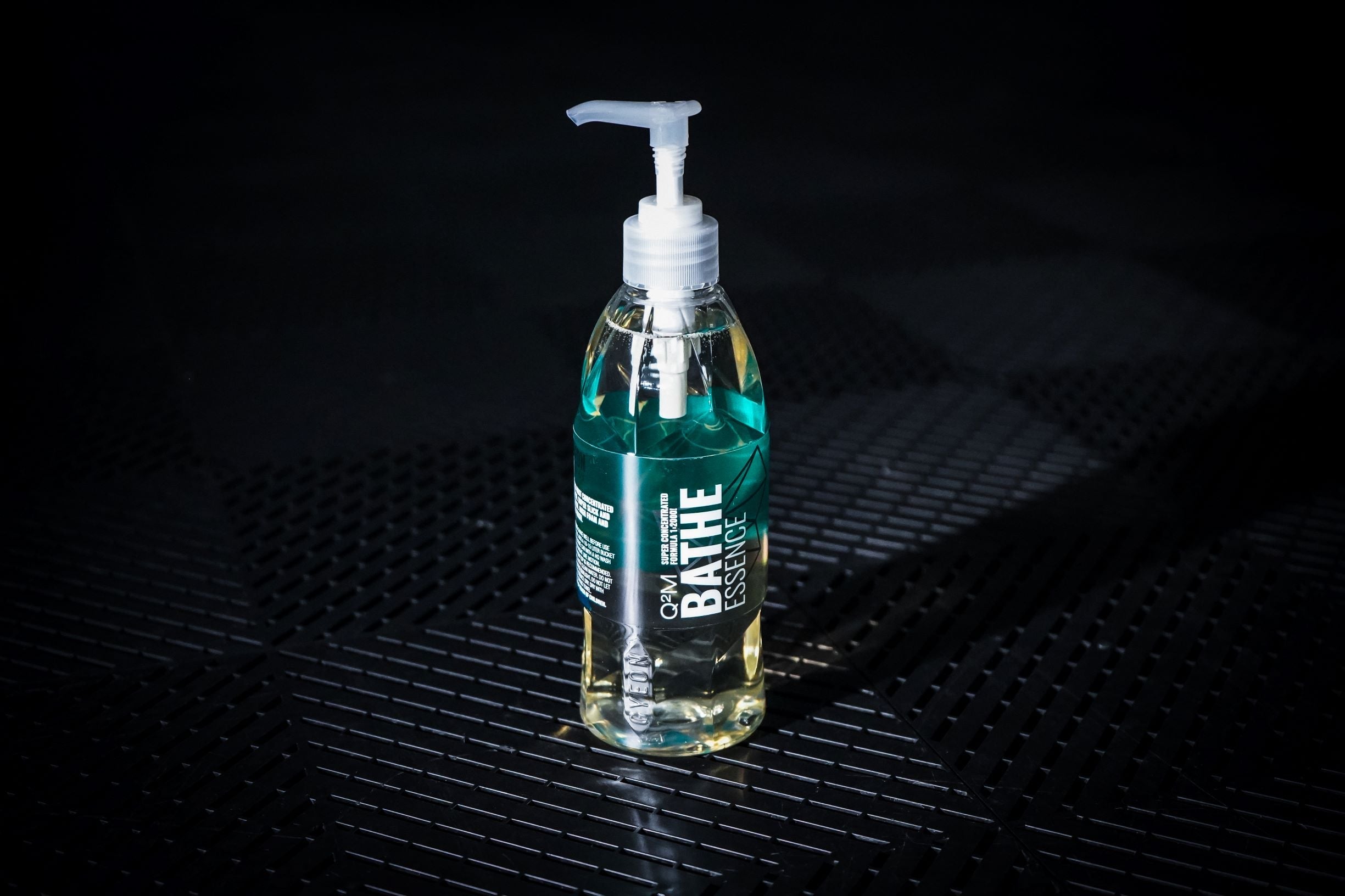 Gyeon Quartz Q2M Bathe Essence | pH Neutral Car Shampoo (Discontinued)